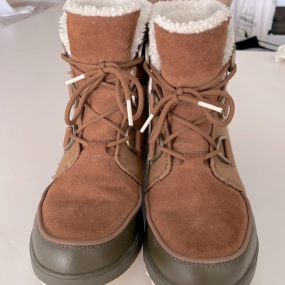 Size 8.5 Tivoli Boots. Waterproof. Used a couple of times perfect condition.